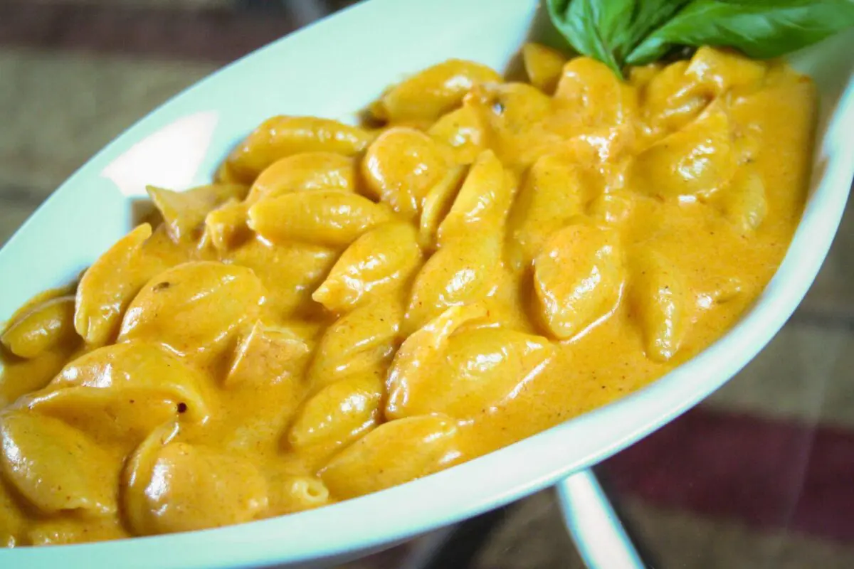 Chicken Enchilada Mac and cheese is an American favorite, but combine it with an enchilada sauce and you’ve got a flavor combo with a kick