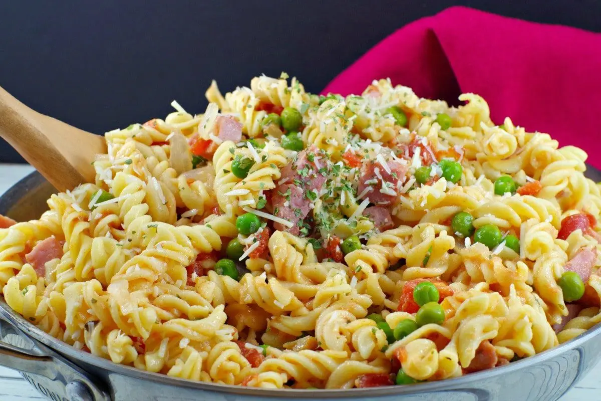 Healthy Leftover Creamy Ham Pasta with Peas by Food Meanderings | Easter Menu Ideas
