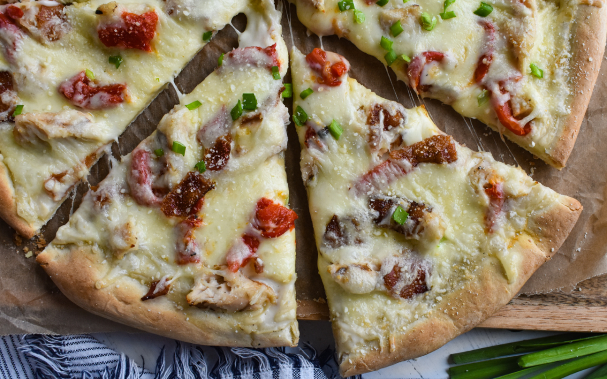 Photo: Chicken Alfredo Pizza