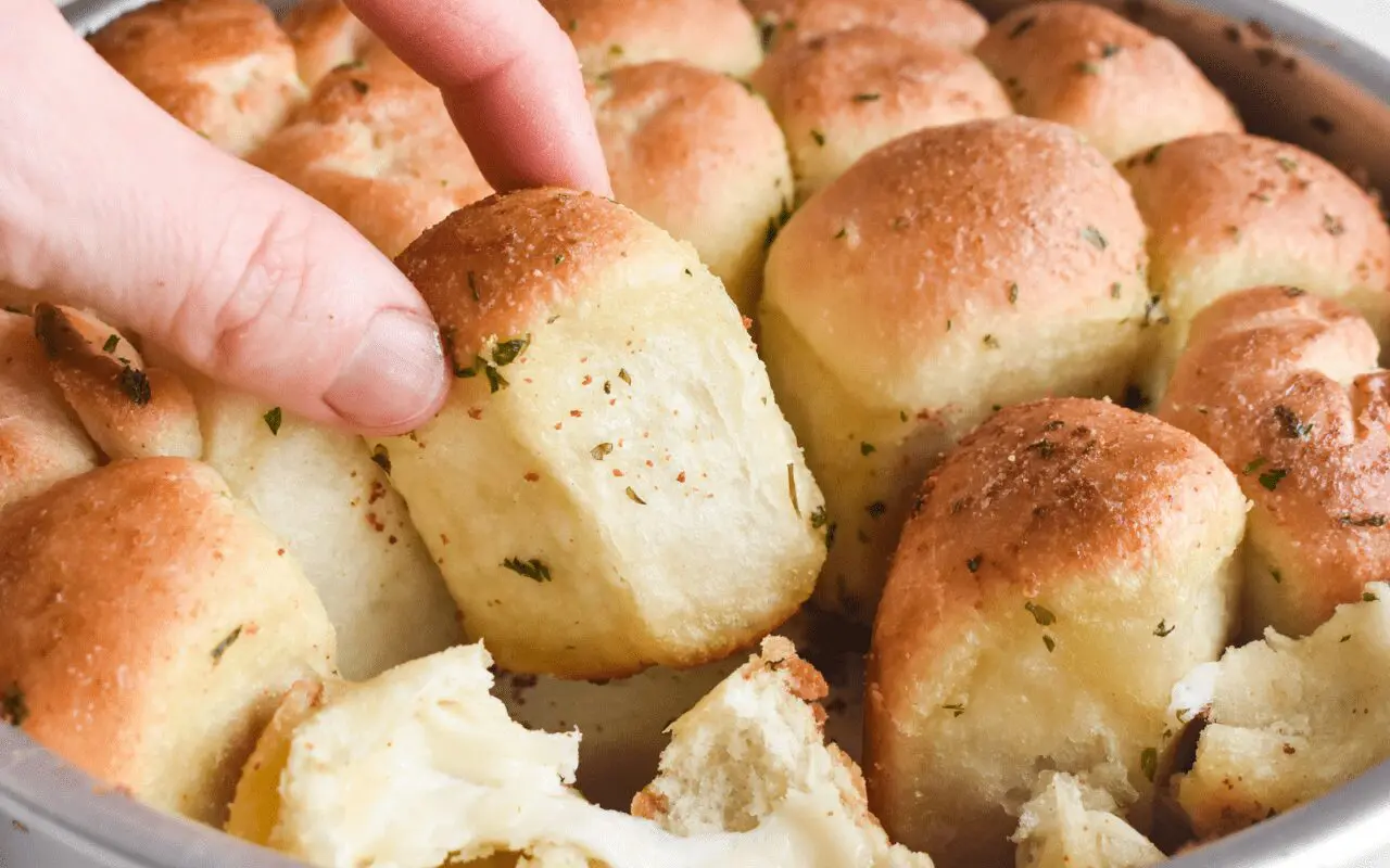 Pin: Cheesy Garlic Pull Apart Bread