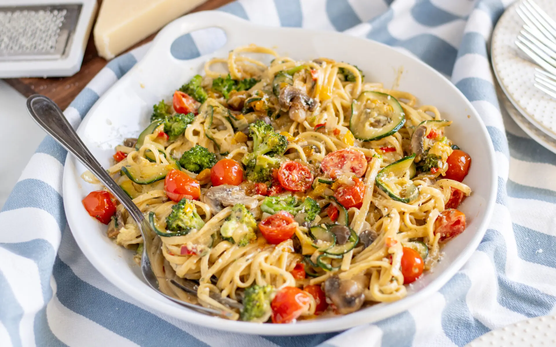 One Pot Creamy Vegetable Linguine Web | Eat Wheat One-Pot Creamy Vegetable Linguine Pasta in a bowl.