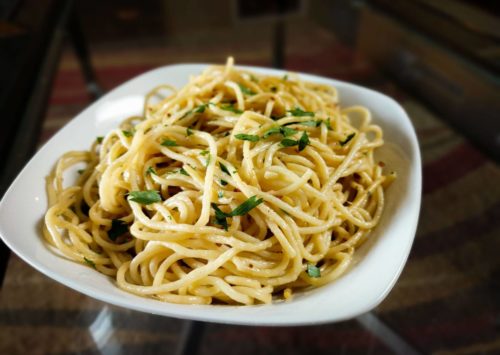 Parmesan Garlic Butter Noodles is 5 ingredients + 20 minutes = A delicious meal. Gather your family around this Italian-inspired dish and enjoy!